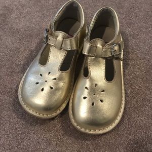 Little girls gold shoes by L’amour